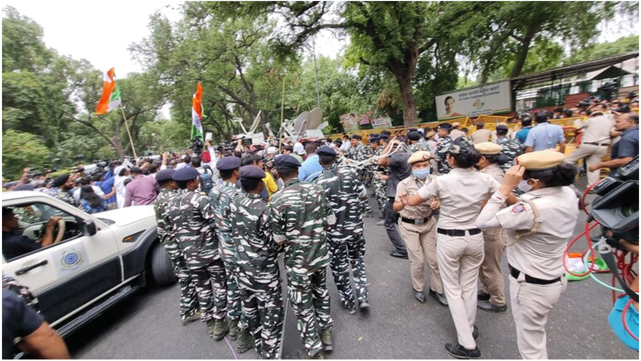 బుల్డోజ‌ర్లు ఒక్క‌టే త‌క్కువ‌య్యాయి : కాంగ్రెస్ కార్యాల‌యం వ‌ద్ద భారీ భ‌ద్ర‌త‌పై కార్తీ చిదంబ‌రం!