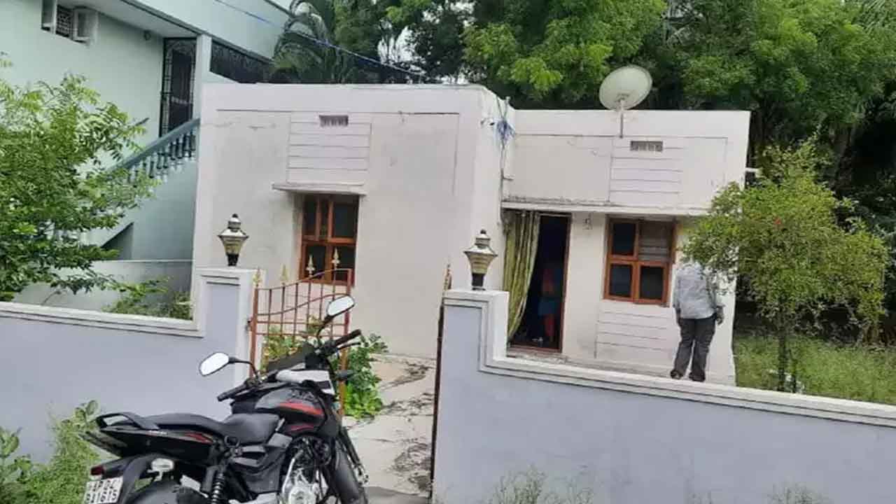 తాపీగా దొంగతనం అంటే ఇదే..! సీసీ కెమెరాలు సహా అన్నీ చోరీ