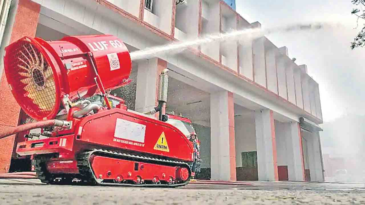 ఢిల్లీలో అగ్ని ప్రమాదం.. మంటలార్పిన రోబో