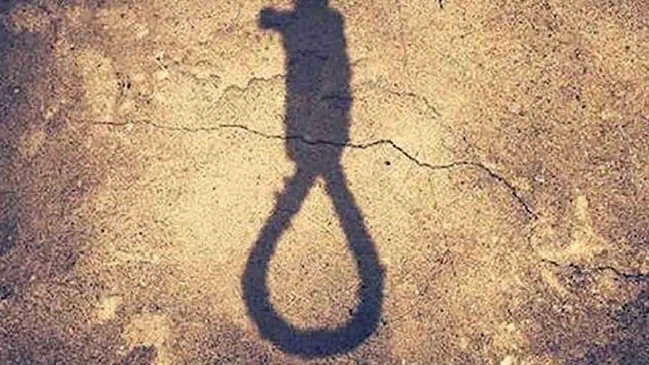 రంగారెడ్డి జిల్లాలో విషాదం.. ఉరేసుకుని విద్యార్థి మృతి