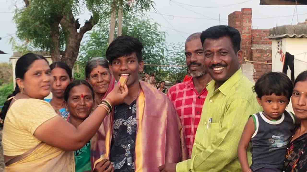 స్టేట్‌ టాపర్‌గా తానూర్‌ విద్యార్థి