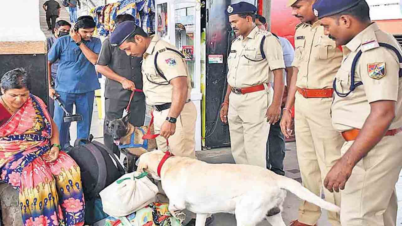 శ‌బ‌రి ఎక్స్‌ప్రెస్‌కు బాంబు బెదిరింపు.. ఓ మ‌హిళ మోసం చేసినందుకే కాల్ చేశా..