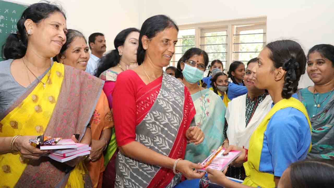 విద్యార్థుల ఉజ్వ‌ల భ‌విష్య‌త్‌కు ప్ర‌భుత్వం భ‌రోసా : మంత్రి సబితా ఇంద్రారెడ్డి