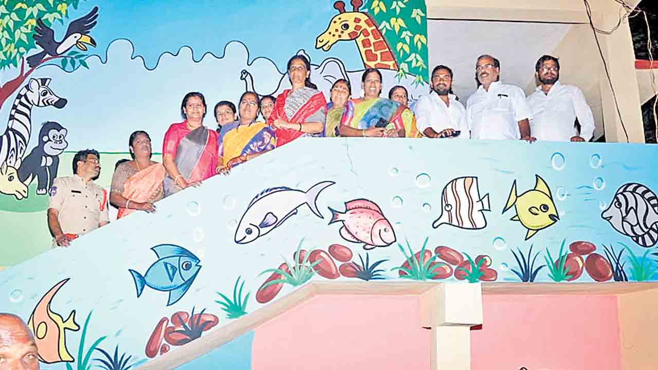 సర్కారు బడుల్లోనే చదివించండి