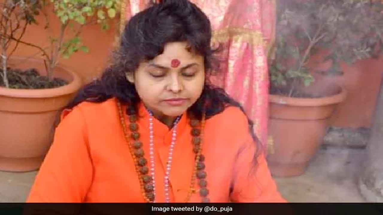 సాధ్వి అన్న‌పూర్ణ‌పై కేసు న‌మోదు