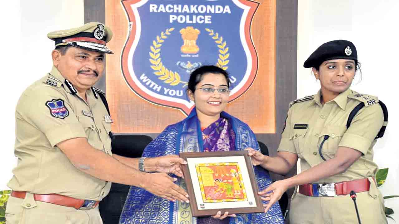 సంజనా సిన్హాకు సత్కారం