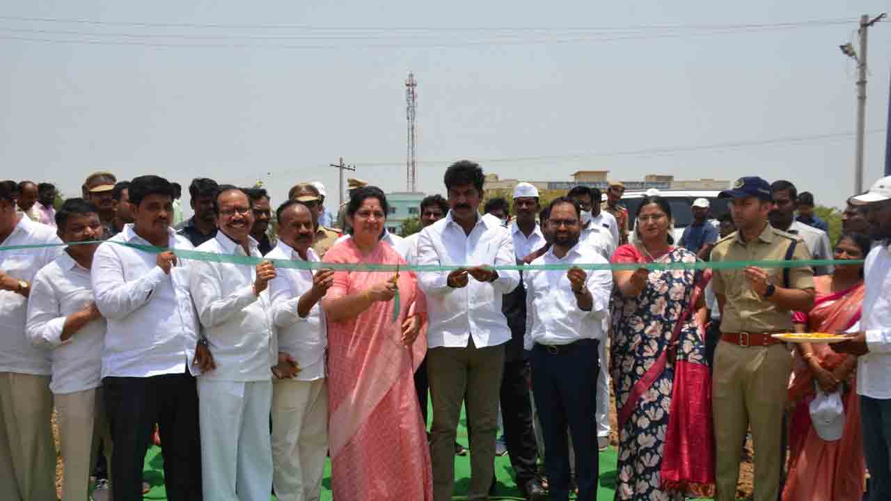 ఆటలను ప్రోత్సహించేందుకే క్రీడా ప్రాంగణాలు : మంత్రి సత్యవతి