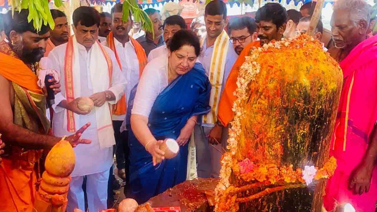 బొడ్రాయి ప్రతిష్ట మహోత్సవంలో పాల్గొన్న మంత్రి సత్యవతి రాథోడ్