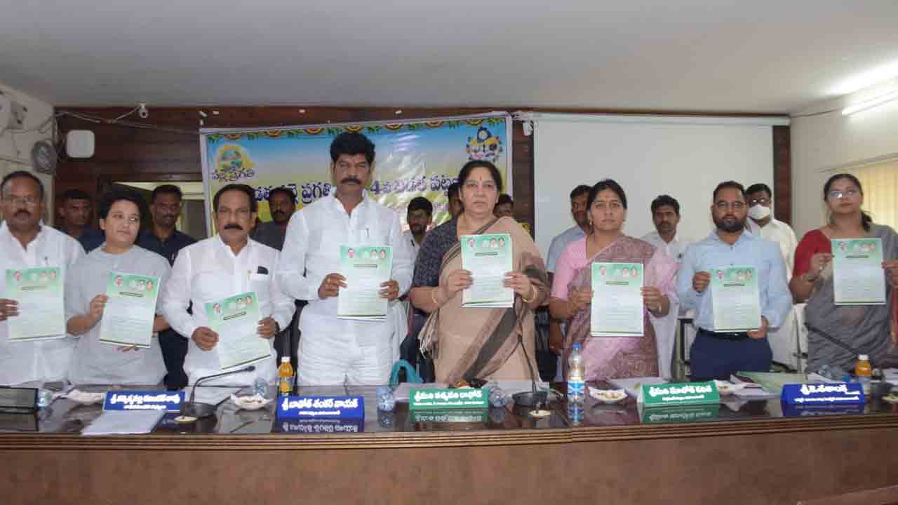 పల్లె ప్రగతిని విజయవంతం చేయాలి : మంత్రి సత్యవతి రాథోడ్