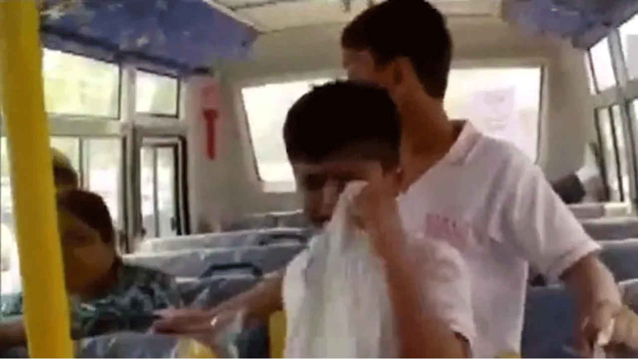 అగ్నిప‌థ్‌పై ఆగ్ర‌హం : నిర‌స‌న‌ల మ‌ధ్య చిక్కుకున్న స్కూల్ బ‌స్‌