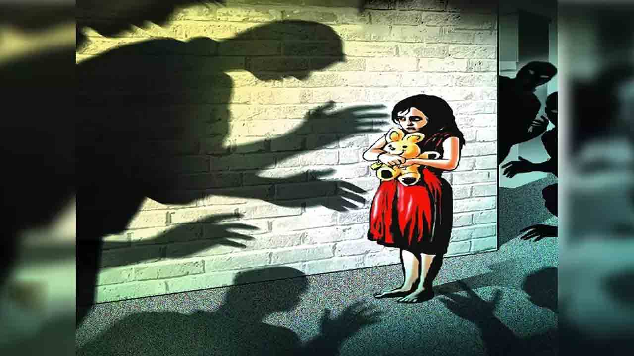 విద్యార్థినులను వేధిస్తున్న ప్రిన్సిపల్‌.. అరెస్ట్‌