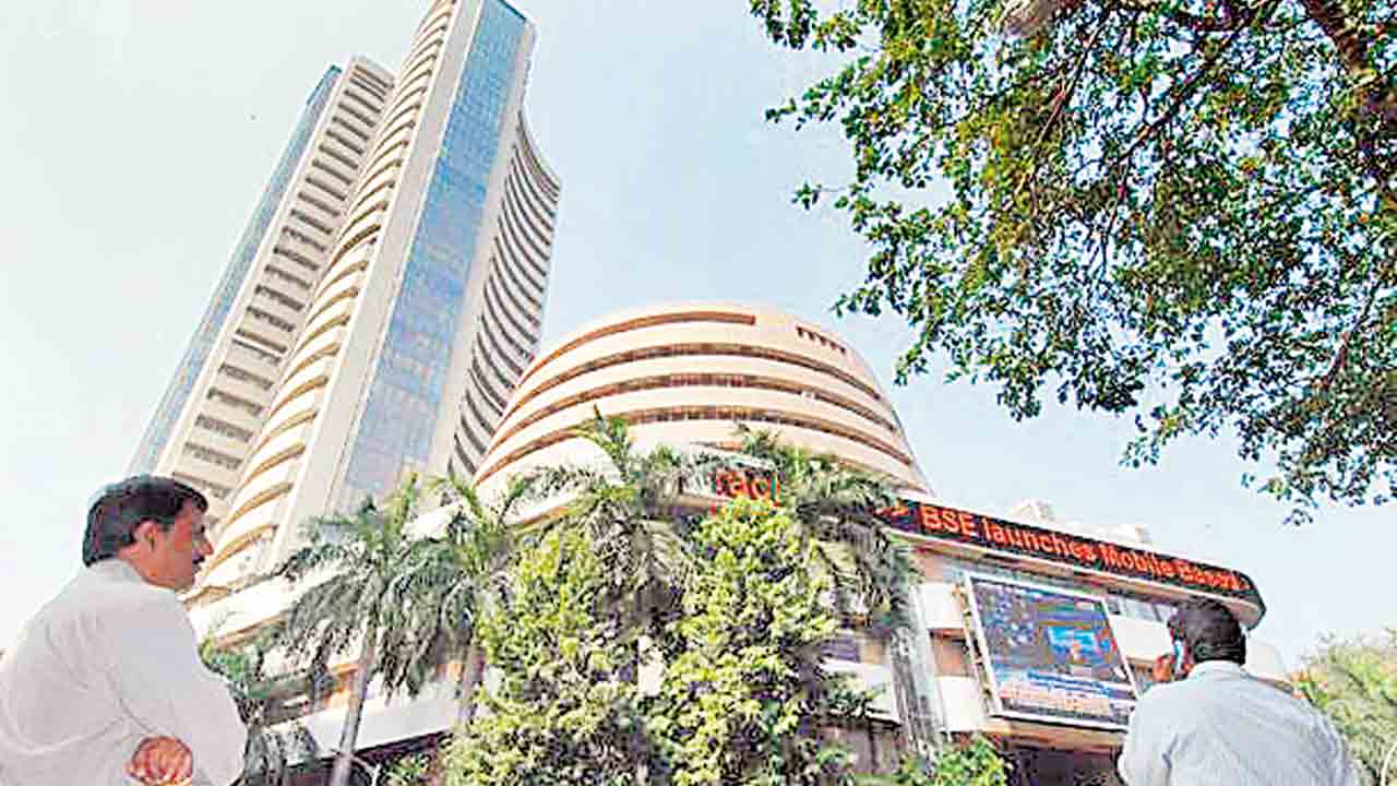 స్వల్ప లాభాలతో మొదలైన స్టాక్‌ మార్కెట్లు..