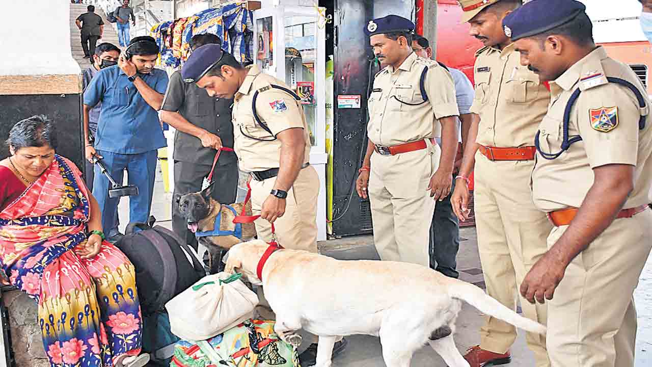 శబరి ఎక్స్‌ప్రెస్‌ రైలుకు బాంబు బెదిరింపు