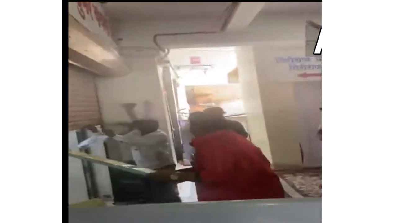 రెబ‌ల్ ఎమ్మెల్యే ఆఫీసును ధ్వంసం చేసిన శివ‌సేన కార్య‌క‌ర్త‌లు.. వీడియో