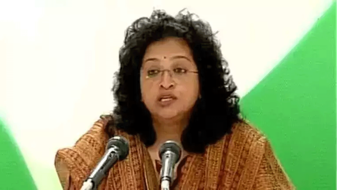 మ‌హిళా క‌మిష‌న్ చీఫ్‌గా వైదొల‌గిన కాంగ్రెస్ నేత శోభా ఒజా