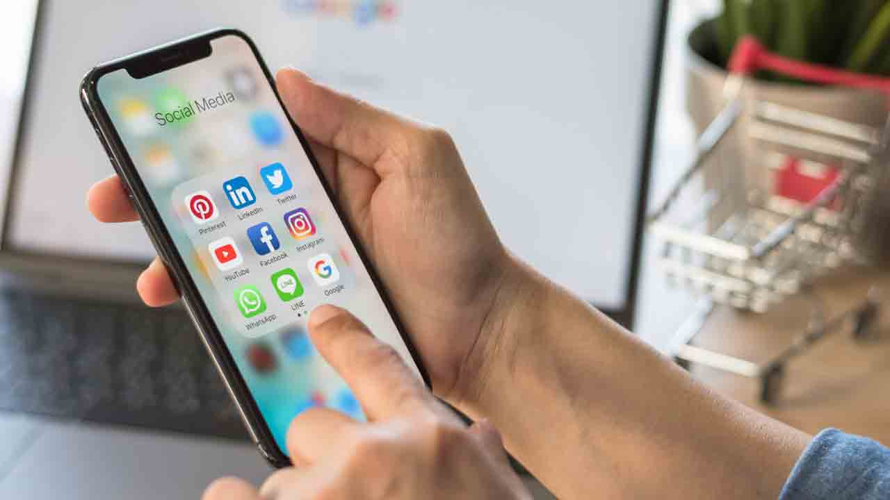 సామాజిక మాధ్యమాలపై మరిన్ని నియంత్రణలు