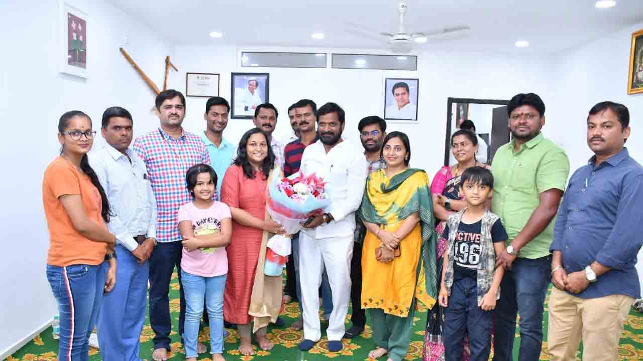 సివిల్స్ ర్యాంకర్‌ను అభినందించిన మంత్రి శ్రీనివాస్ గౌడ్