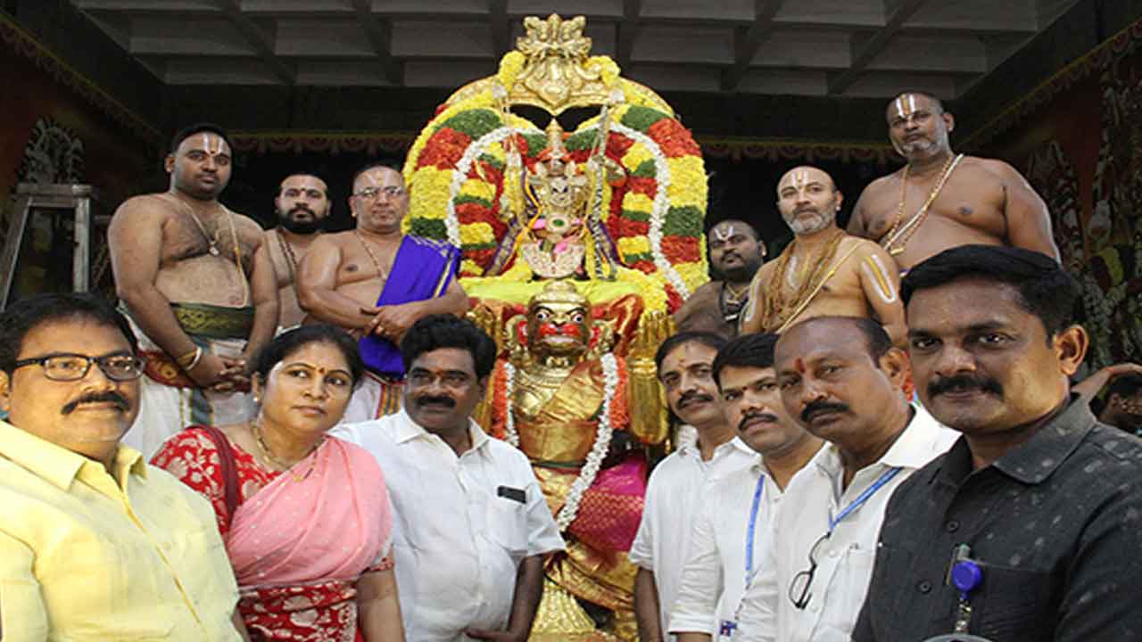 హనుమంత వాహనంపై సుందరరాజస్వామి అభయం