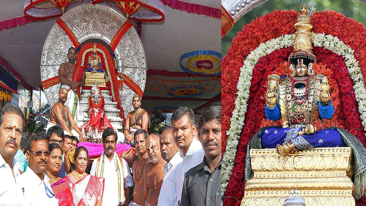 సూర్యప్రభ వాహనంపై సూర్యనారాయణుడి అలంకారంలో దర్శనం