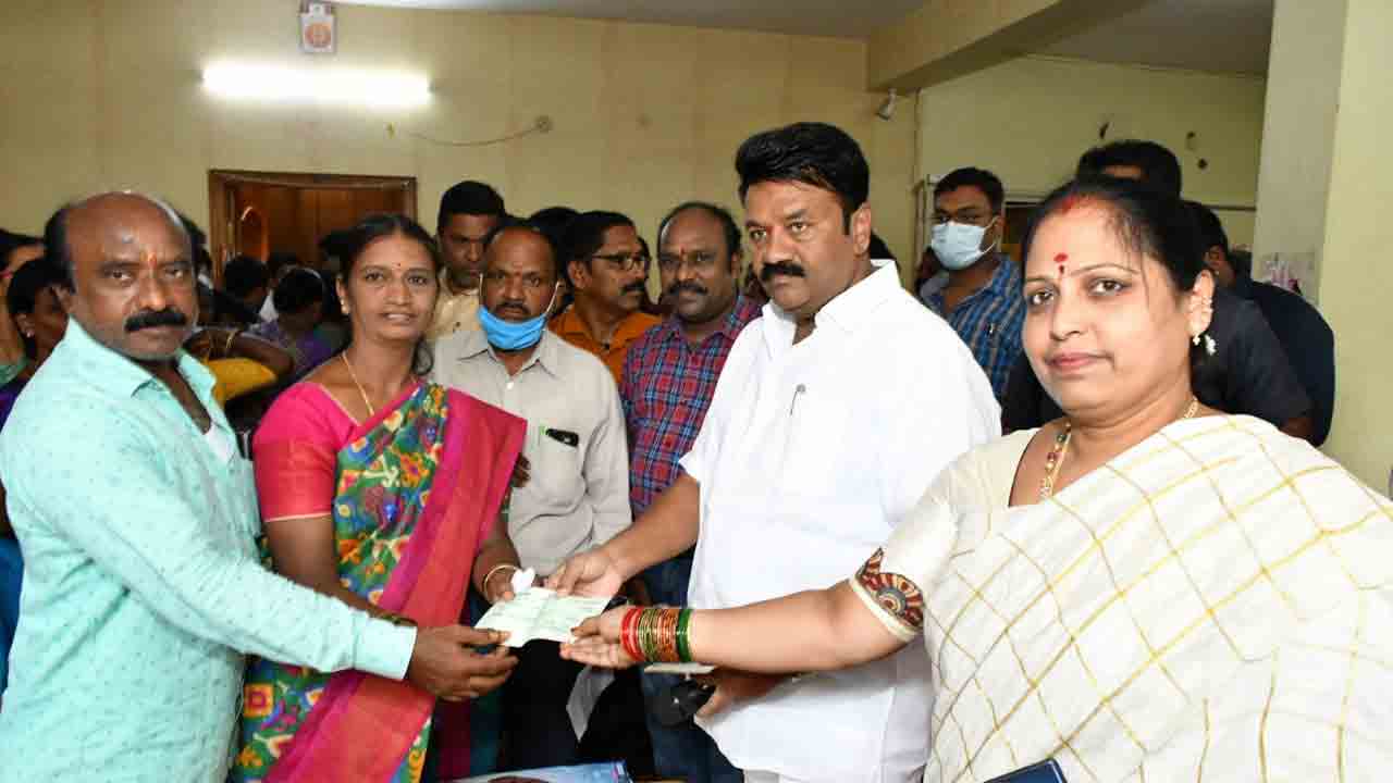 పార్టీలకు అతీతంగా సంక్షేమ పథకాల అమలు : మంత్రి తలసాని