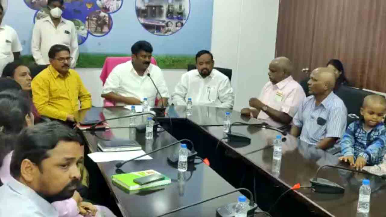 బస్సు ప్రమాదం బాధితులకు ఆర్థిక సహాయం అందజేసిన మంత్రి తలసాని