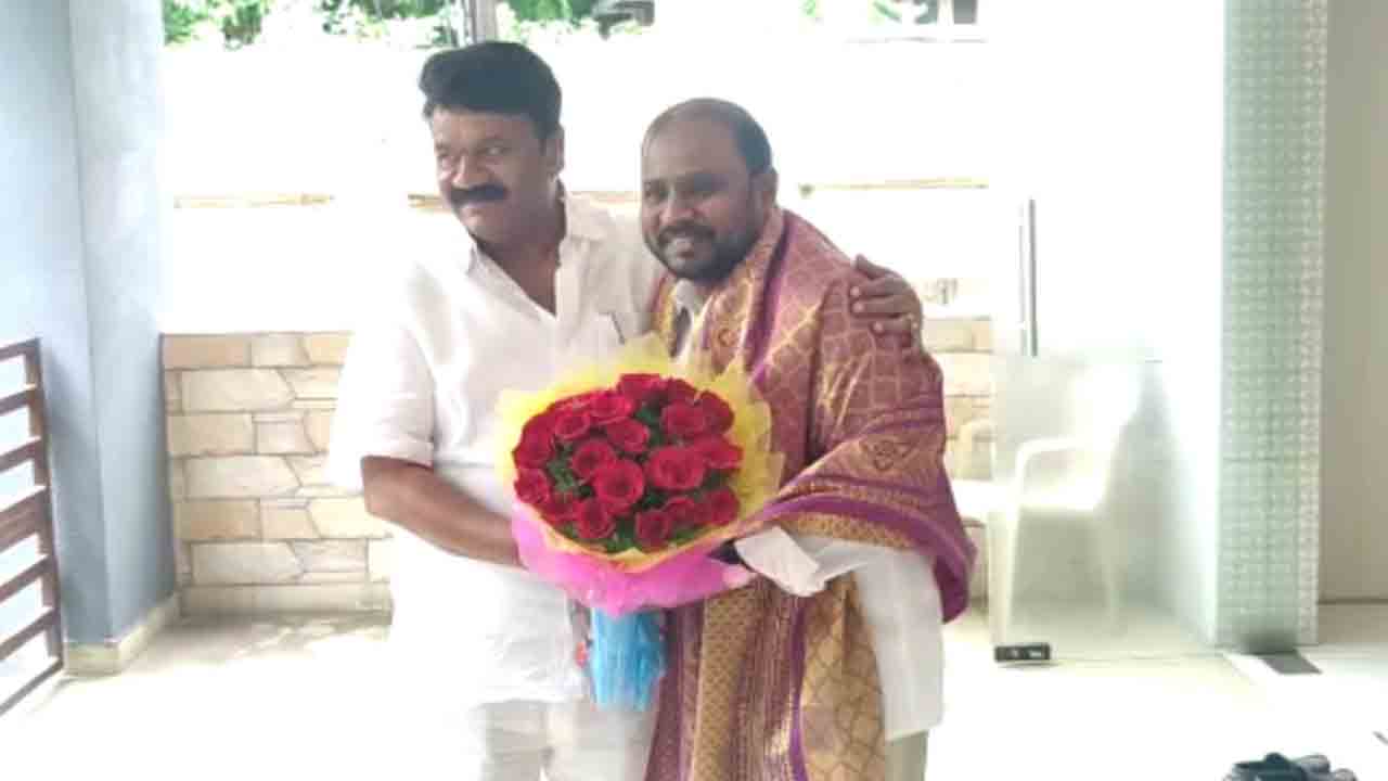 మంత్రి తలసాని శ్రీనివాస్ యాదవ్‌ను కలిసిన అనిల్‌ కూర్మాచలం