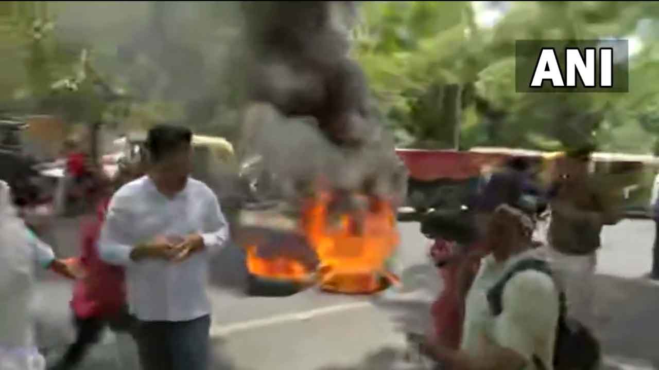 ఈడీ ఆఫీసు ముందు టైర్ల‌కు నిప్పు.. మూడో రోజూ రాహుల్ విచార‌ణ‌