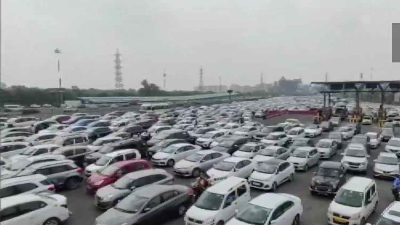 Traffic Jam | ట్రాఫిక్‌లో ఇరుక్కుపోయిన డాక్టర్.. ఆపరేషన్ ఉండటంతో ఆస్పత్రికి పరుగు!