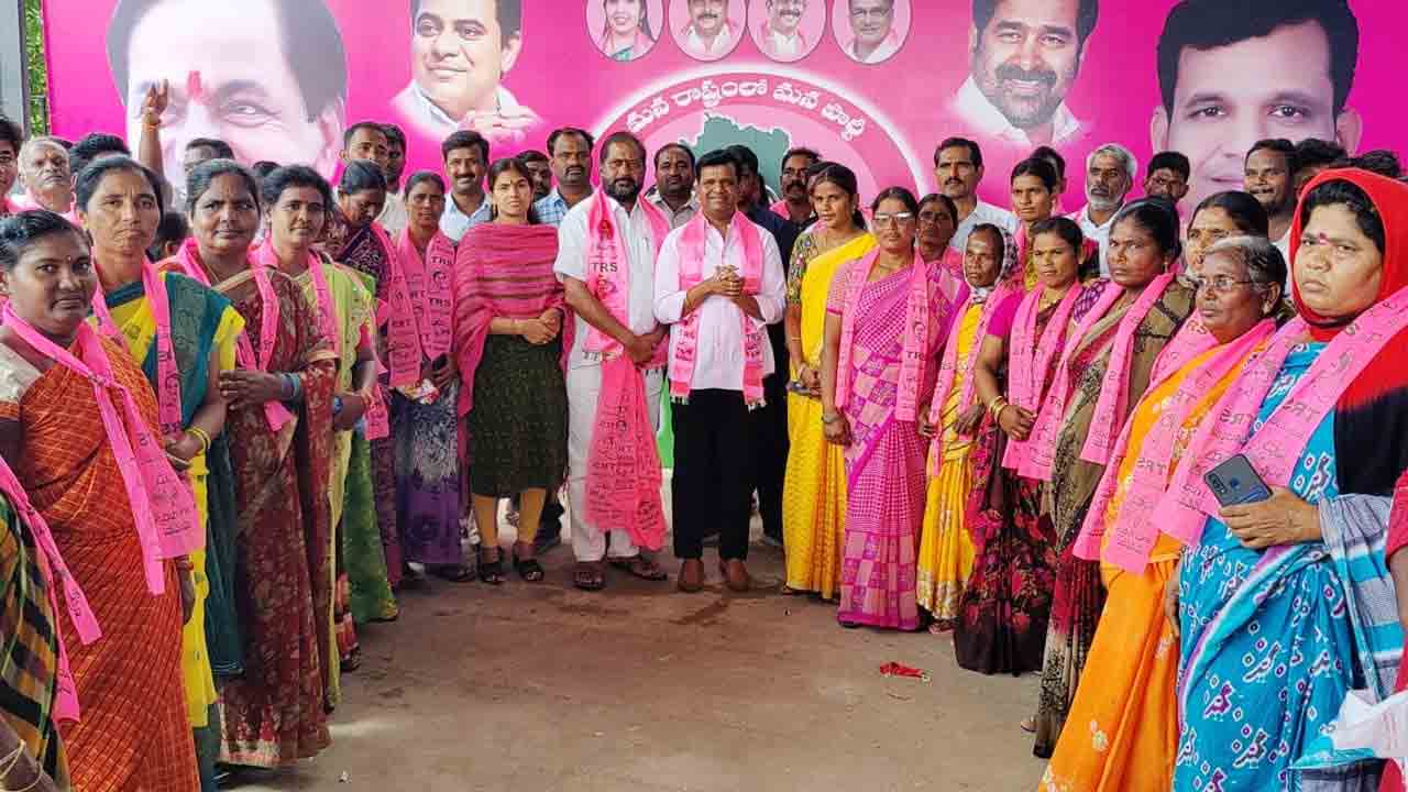 టీఆర్‌ఎస్‌లోకి భారీగా చేరికలు..ఆహ్వానించిన ఎమ్మెల్యే కిశోర్‌ కుమార్‌