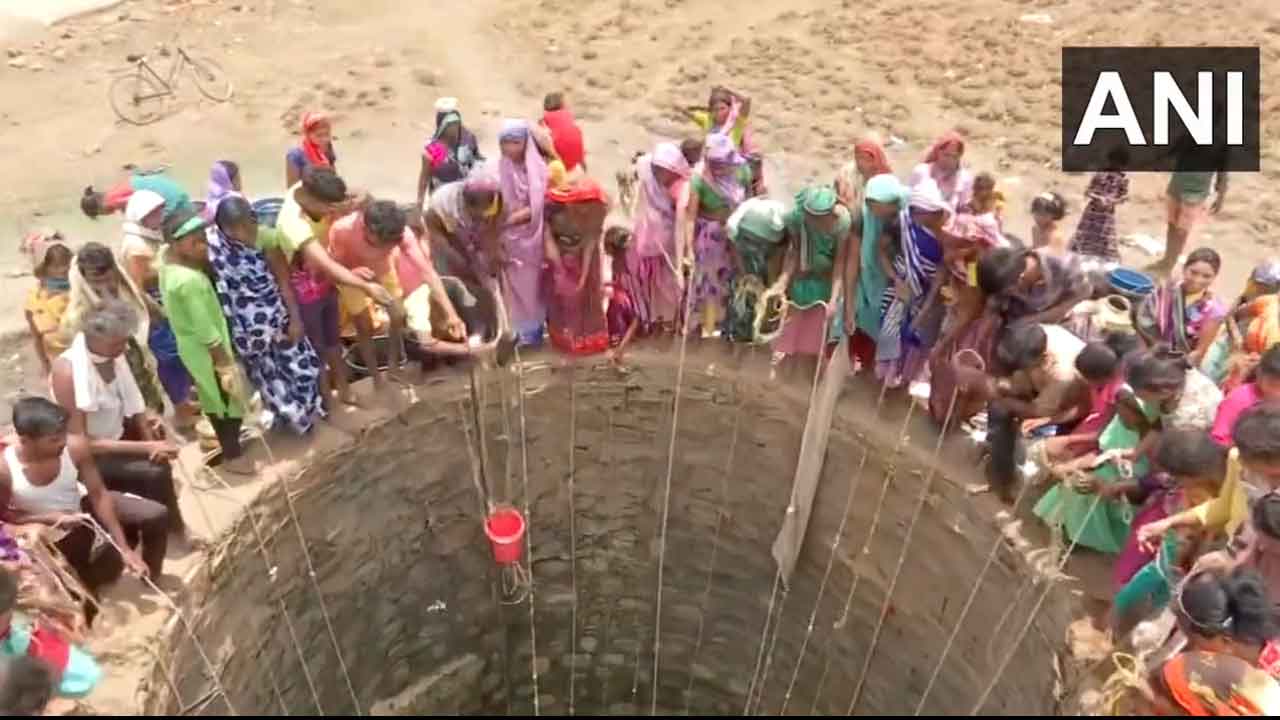 బకెట్ నీటి కోసం బావి చుట్టు జ‌న‌మే.. వీడియో