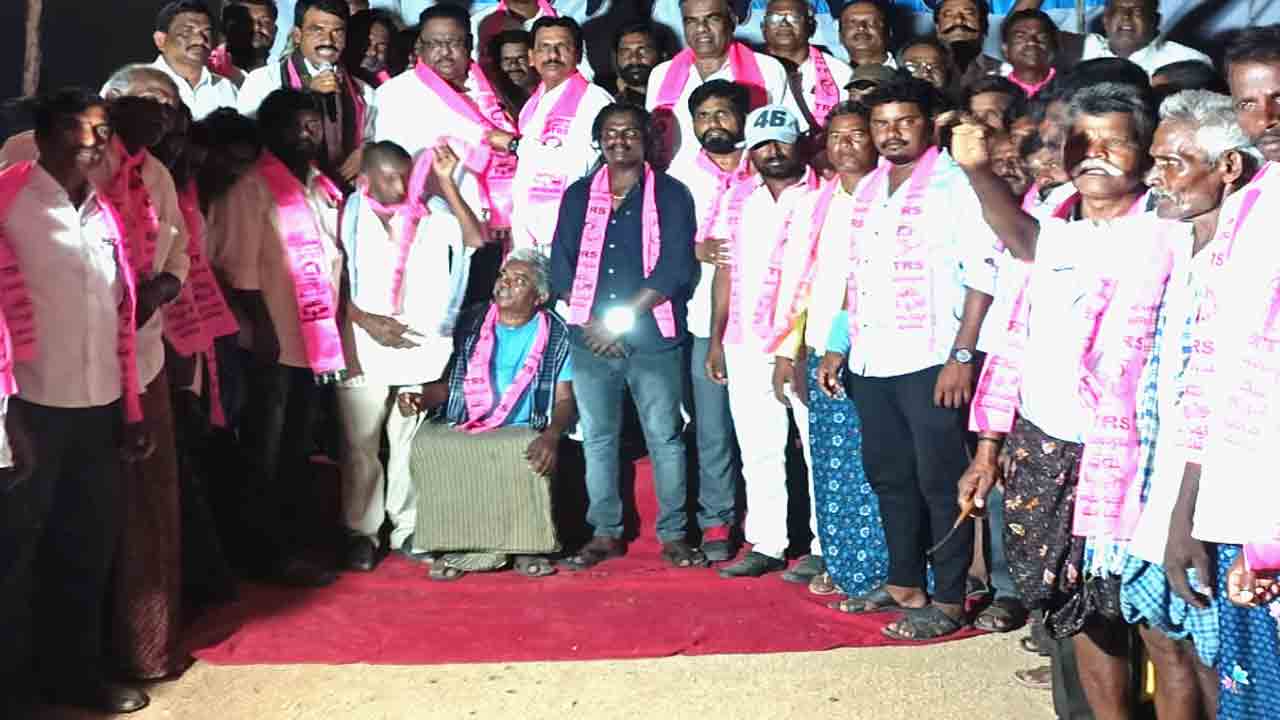 కుటుంబాలకు కుటుంబాలు టీఆర్‌ఎస్‌లోకి..