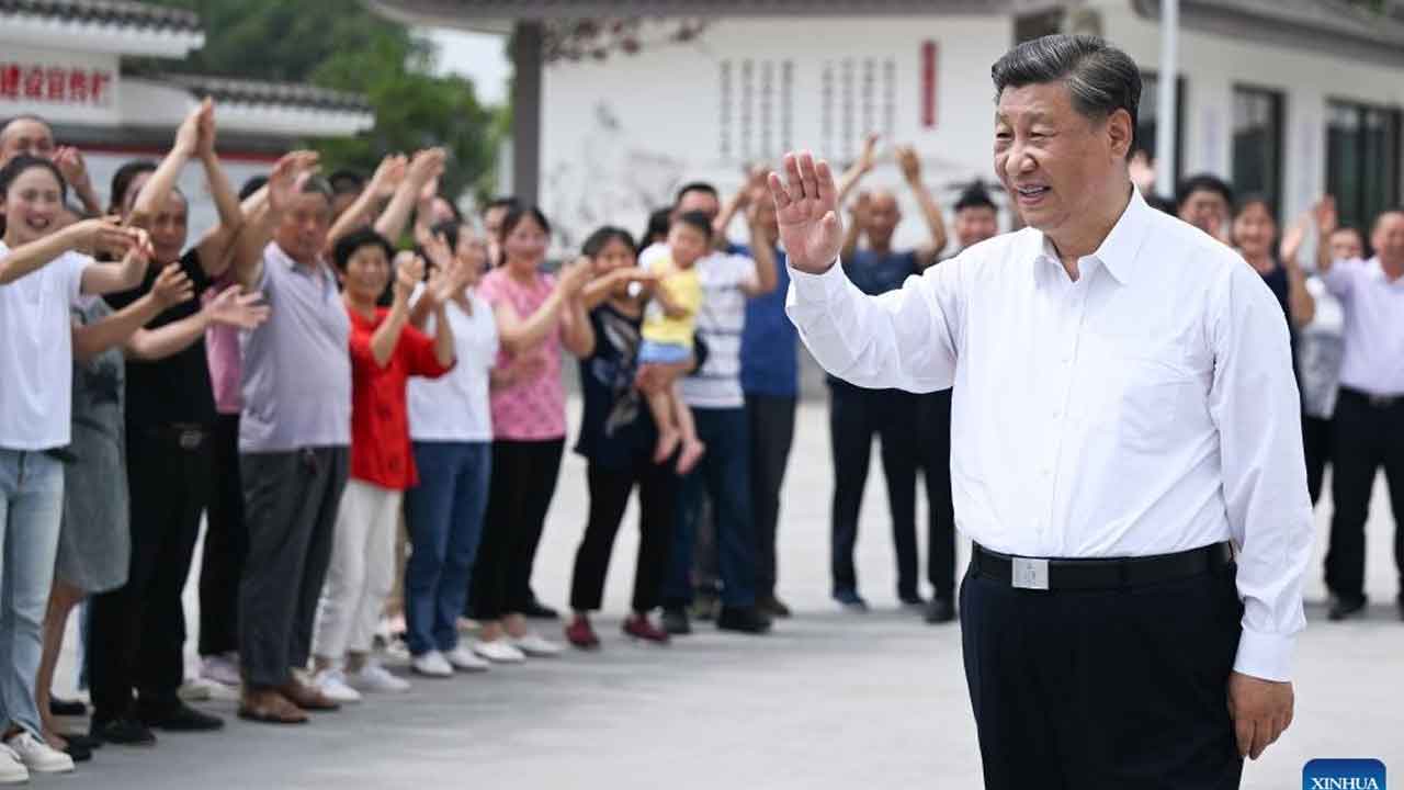 మాస్క్ లేకుండానే గ్రామ‌స్థుల‌తో మాట్లాడిన చైనా అధ్య‌క్షుడు