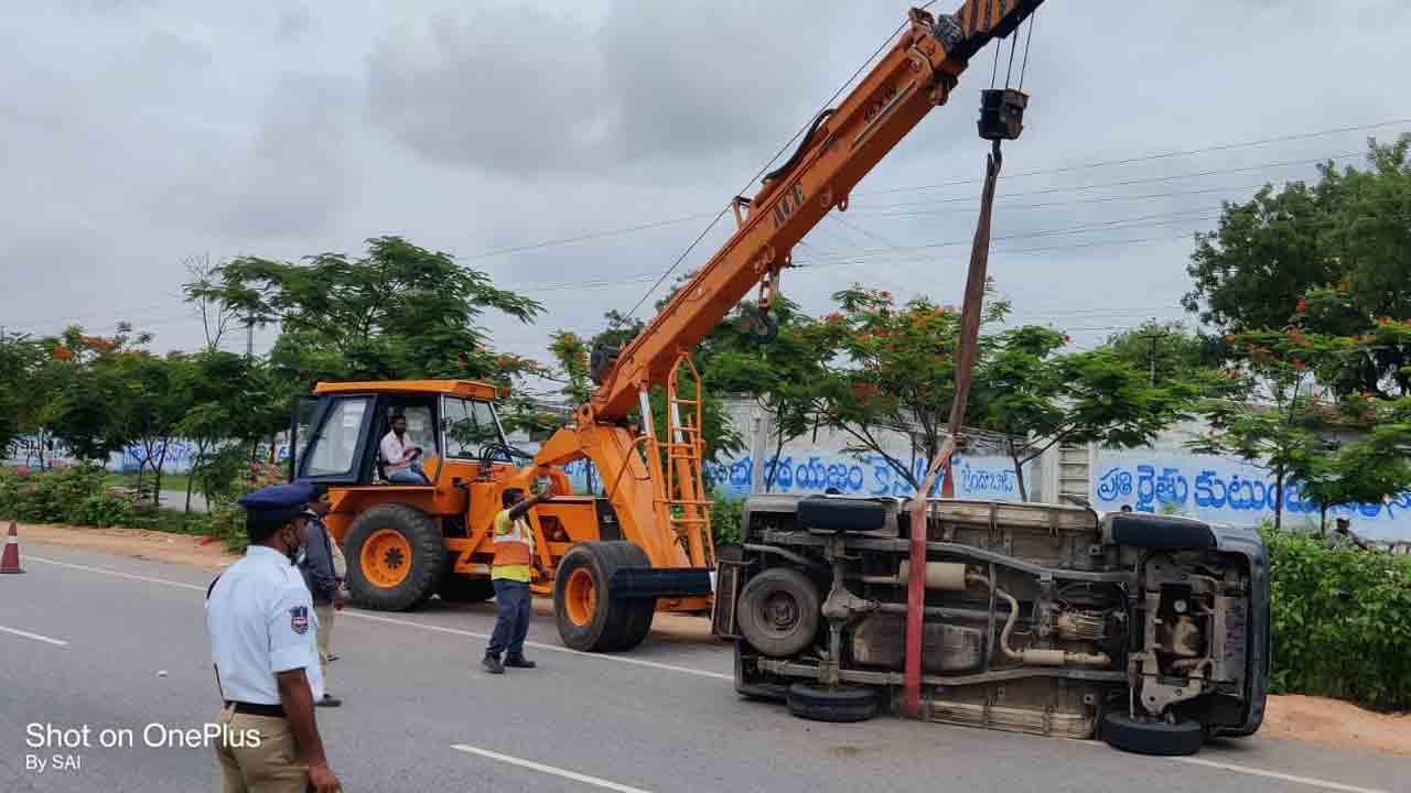 యాదాద్రి జిల్లాలో పోలీసు వాహనం బోల్తా.. 8 మందికి గాయాలు