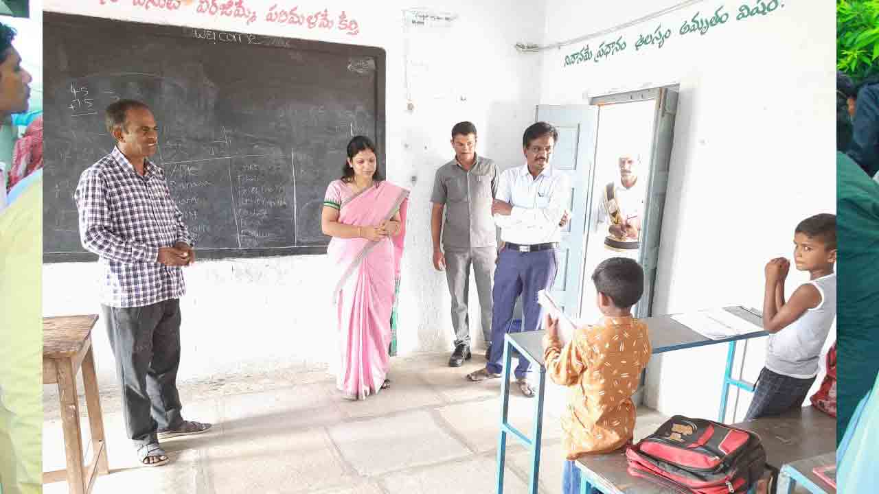 ప్రభుత్వ పాఠశాలను ఆకస్మికంగా తనిఖీ చేసిన కలెక్టర్‌ పమేలా సత్పతి