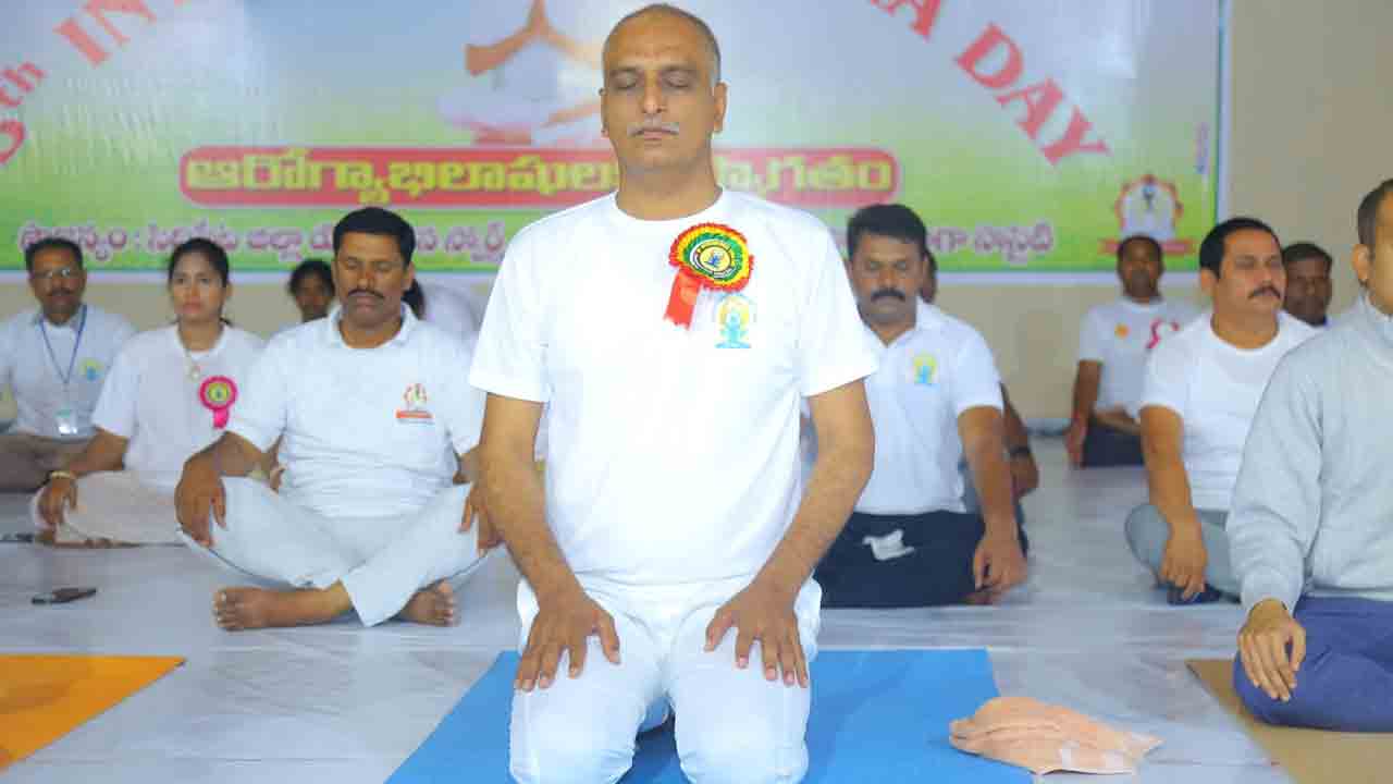 యోగాను నిత్య జీవితంలో భాగం చేసుకోవాలి : మంత్రి హరీశ్‌ రావు