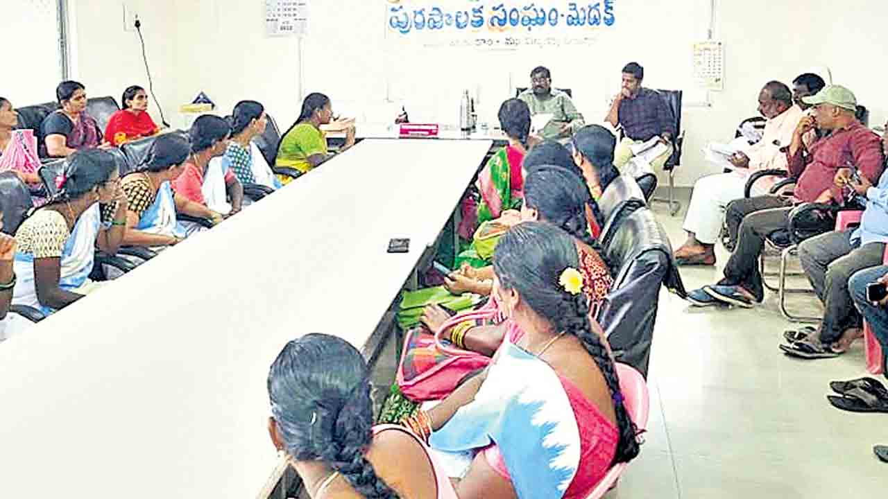 పరిసరాల శుభ్రత పాటించాలి