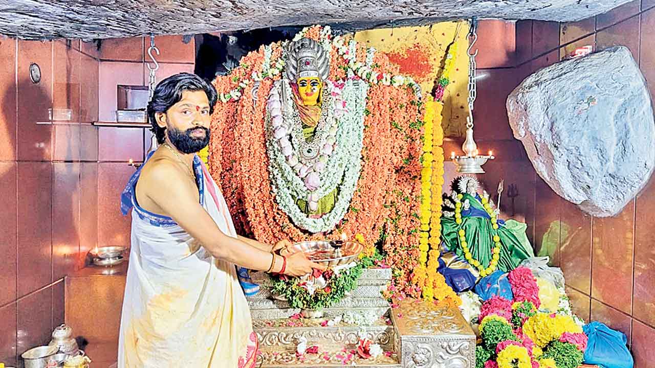 పుష్పాంబరీగా వనదుర్గమ్మ