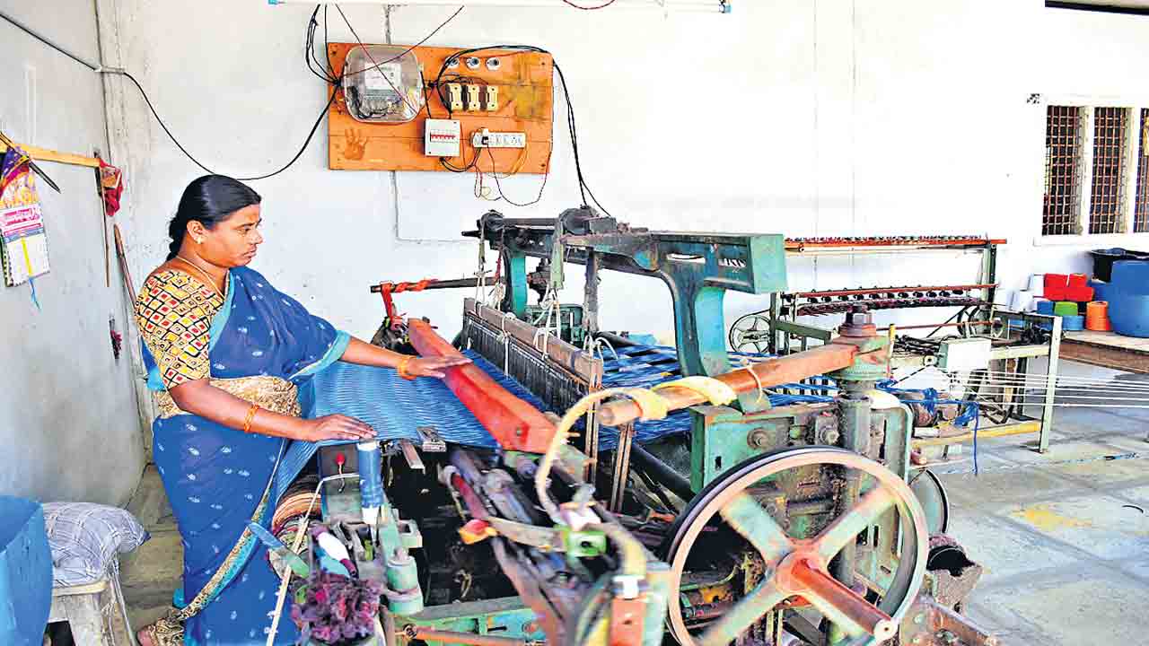 చేనేతను చిదిమేస్తున్న కేంద్రం