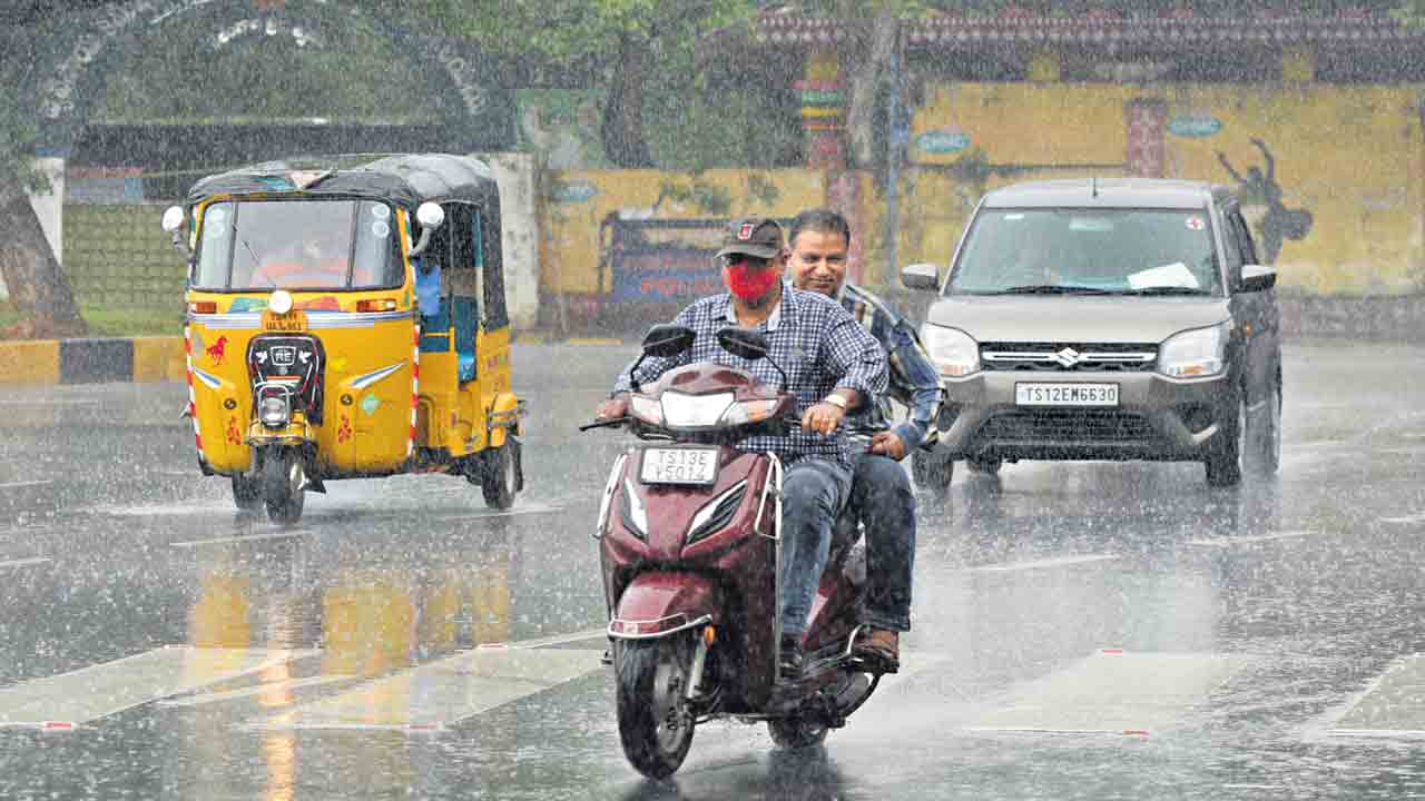 జల్లులతో మొదలై.. పలు చోట్ల మోస్తరు వర్షం