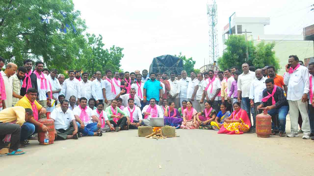 వెల్లువెత్తిన నిరసనలు