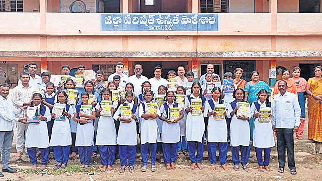 పాఠ్యపుస్తకాలు పంపిణి