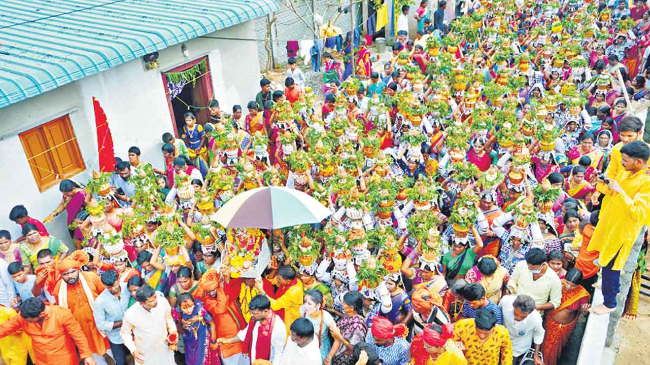 గోవిందాయిపల్లి తండాలో బోనాల సందడి