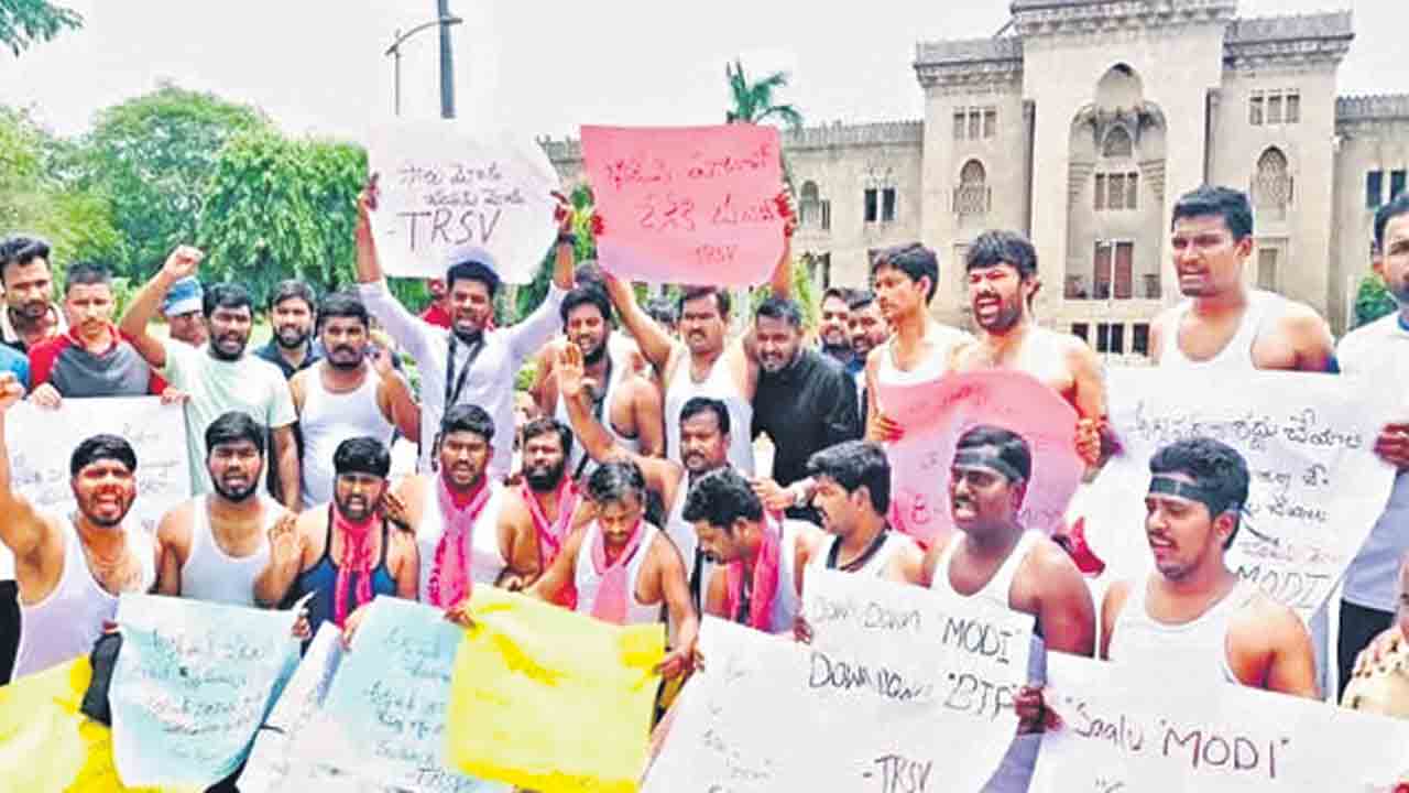 ఓయూలో టీఆర్‌ఎస్వీ అర్ధనగ్న ప్రదర్శన