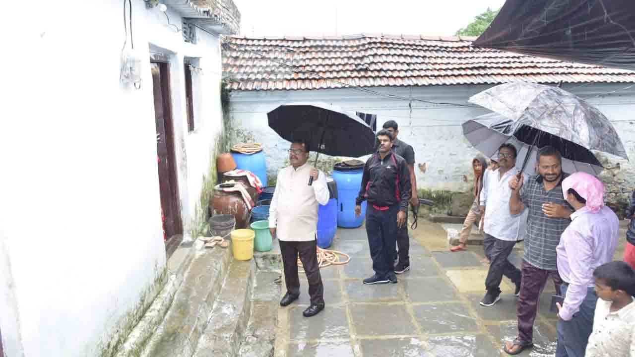 పడిపోయే ఇండ్లను గుర్తించాలి