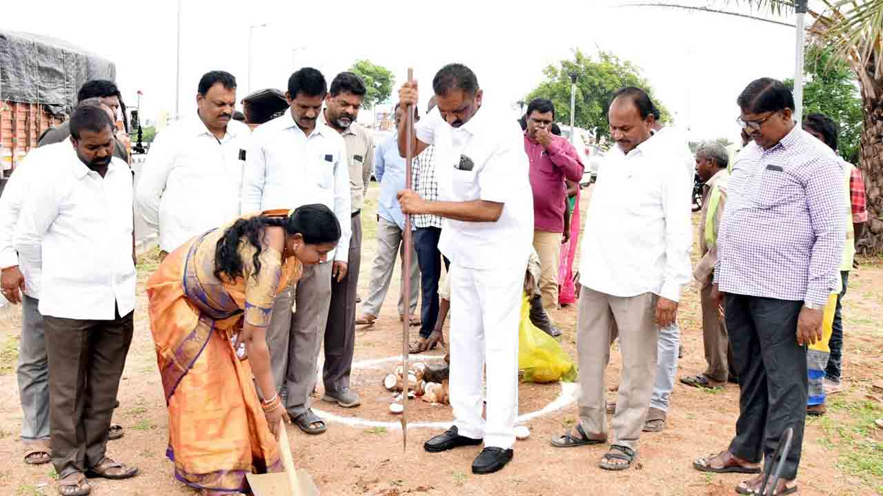 నగరంలోని చౌరస్తాలను సుందరీకరిస్తాం