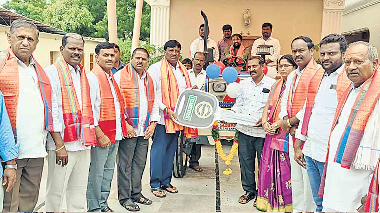 ఆదర్శంగా నిలవాలి