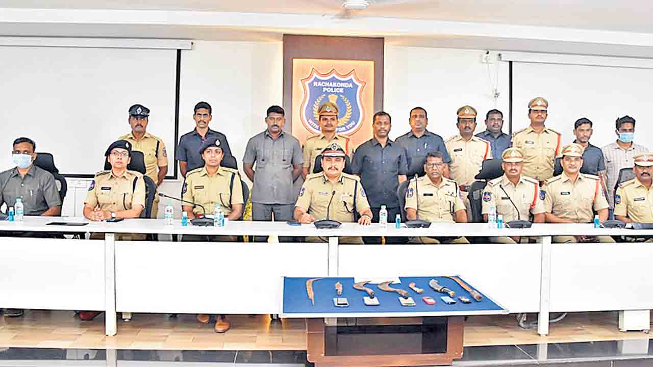 చంపినా శిక్ష పడలేదని కాలర్‌ ఎగురేశాడు..