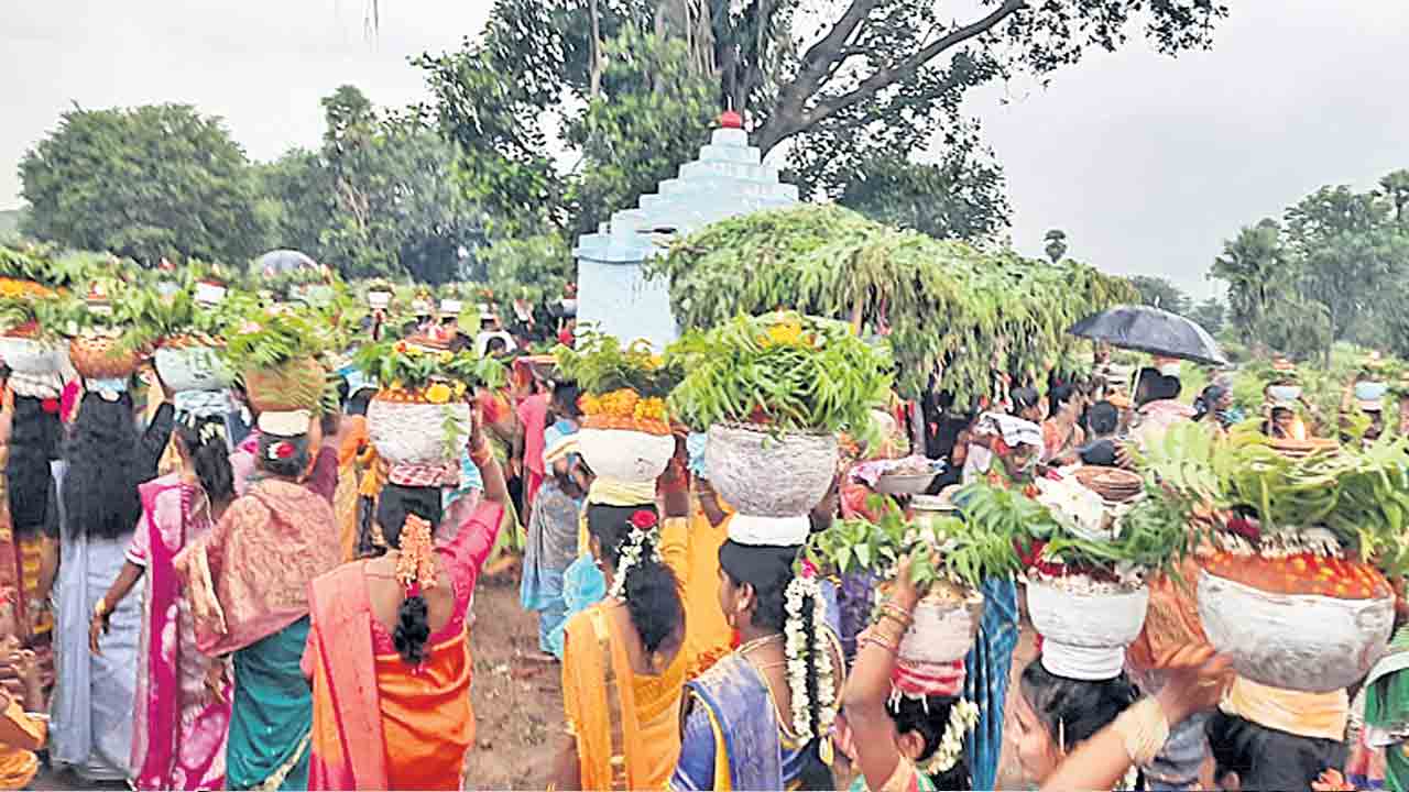ఘనంగా పోచమ్మ తల్లికి బోనాలు
