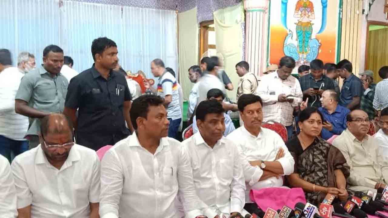 కాంగ్రెస్‌, బీజేపీ నేతలేం చేశారు?