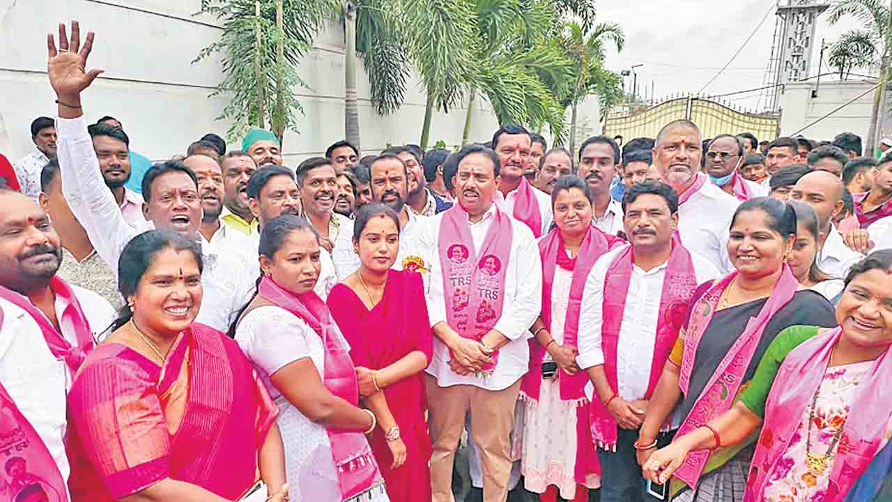 కదిలిన గులాబీ దండు